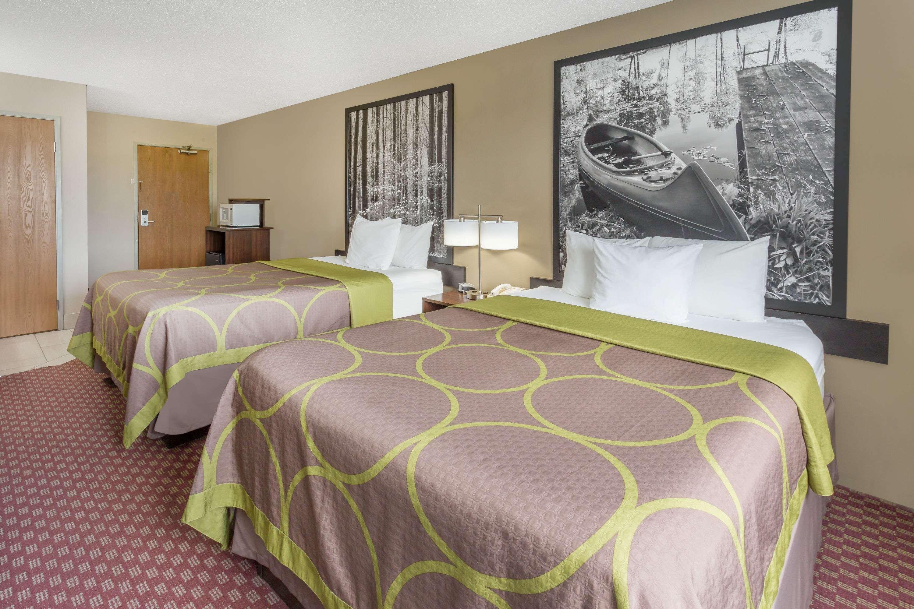 Super 8 By Wyndham Hebron Lowell Area Exteriér fotografie