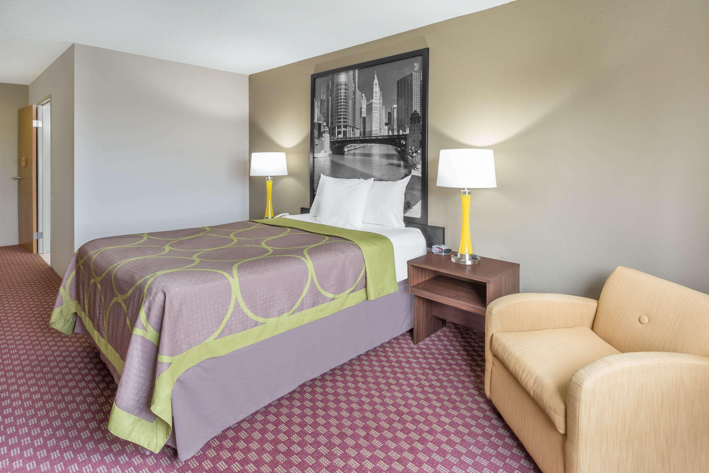 Super 8 By Wyndham Hebron Lowell Area Exteriér fotografie