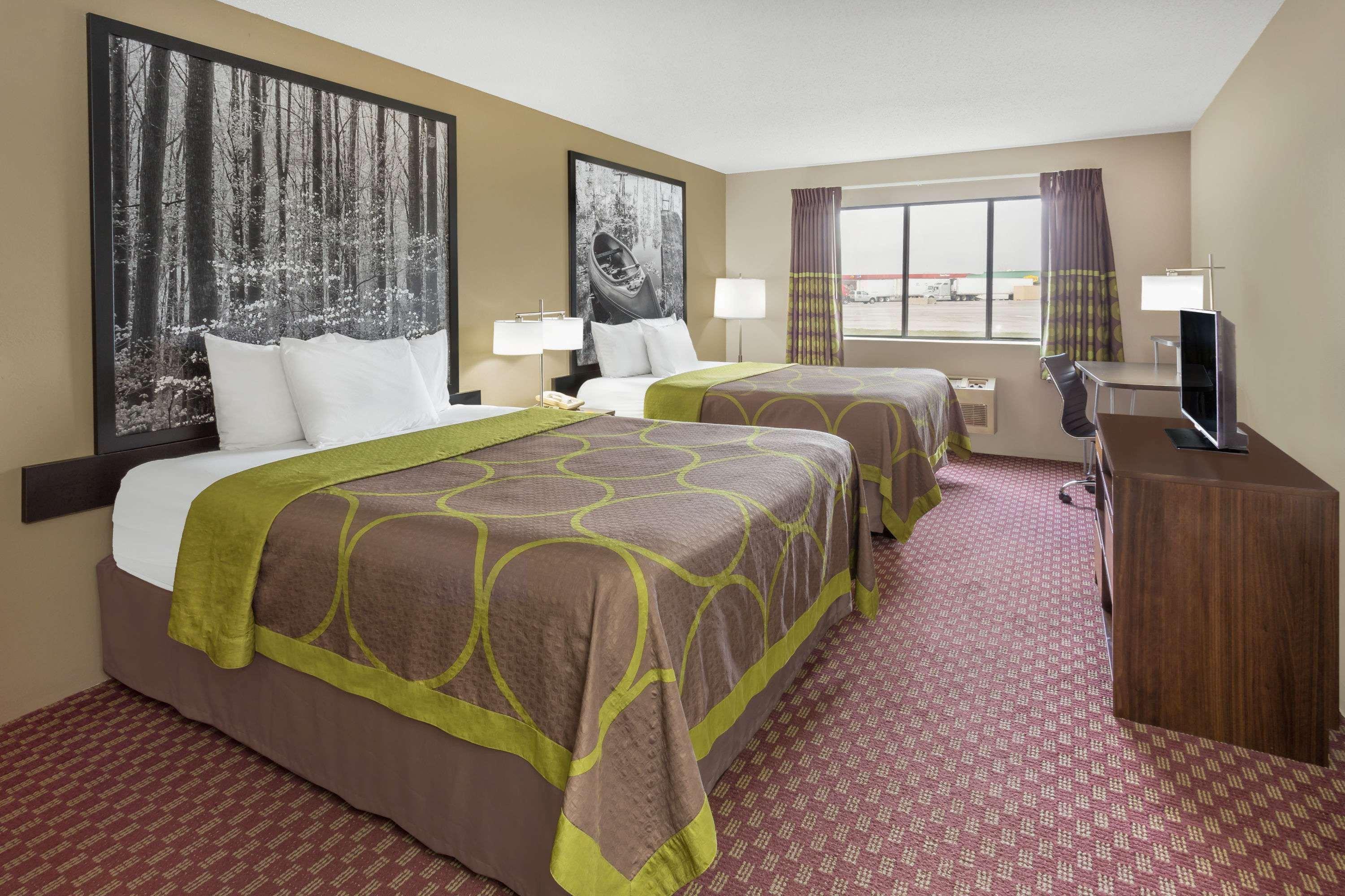 Super 8 By Wyndham Hebron Lowell Area Exteriér fotografie