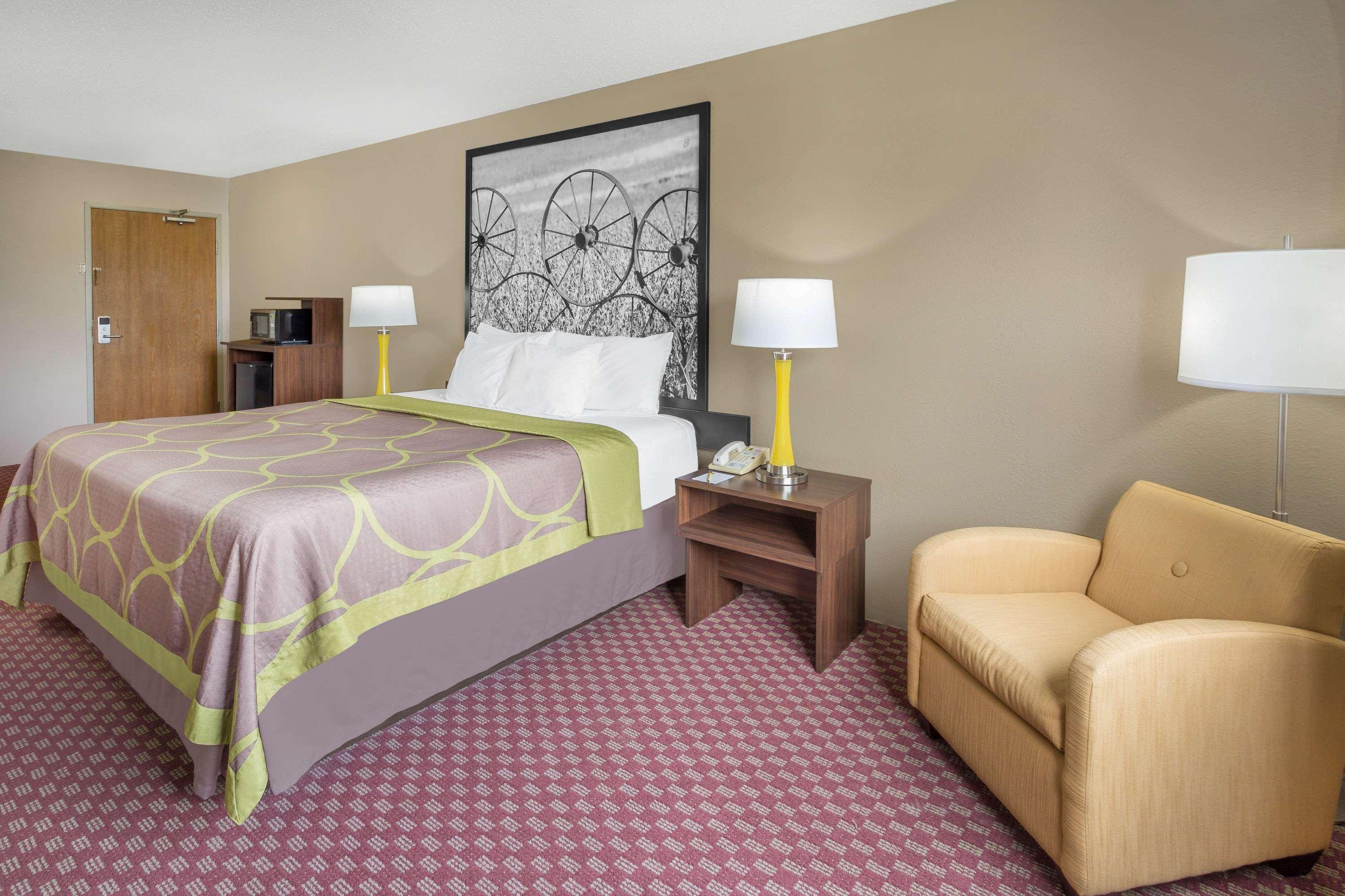 Super 8 By Wyndham Hebron Lowell Area Exteriér fotografie