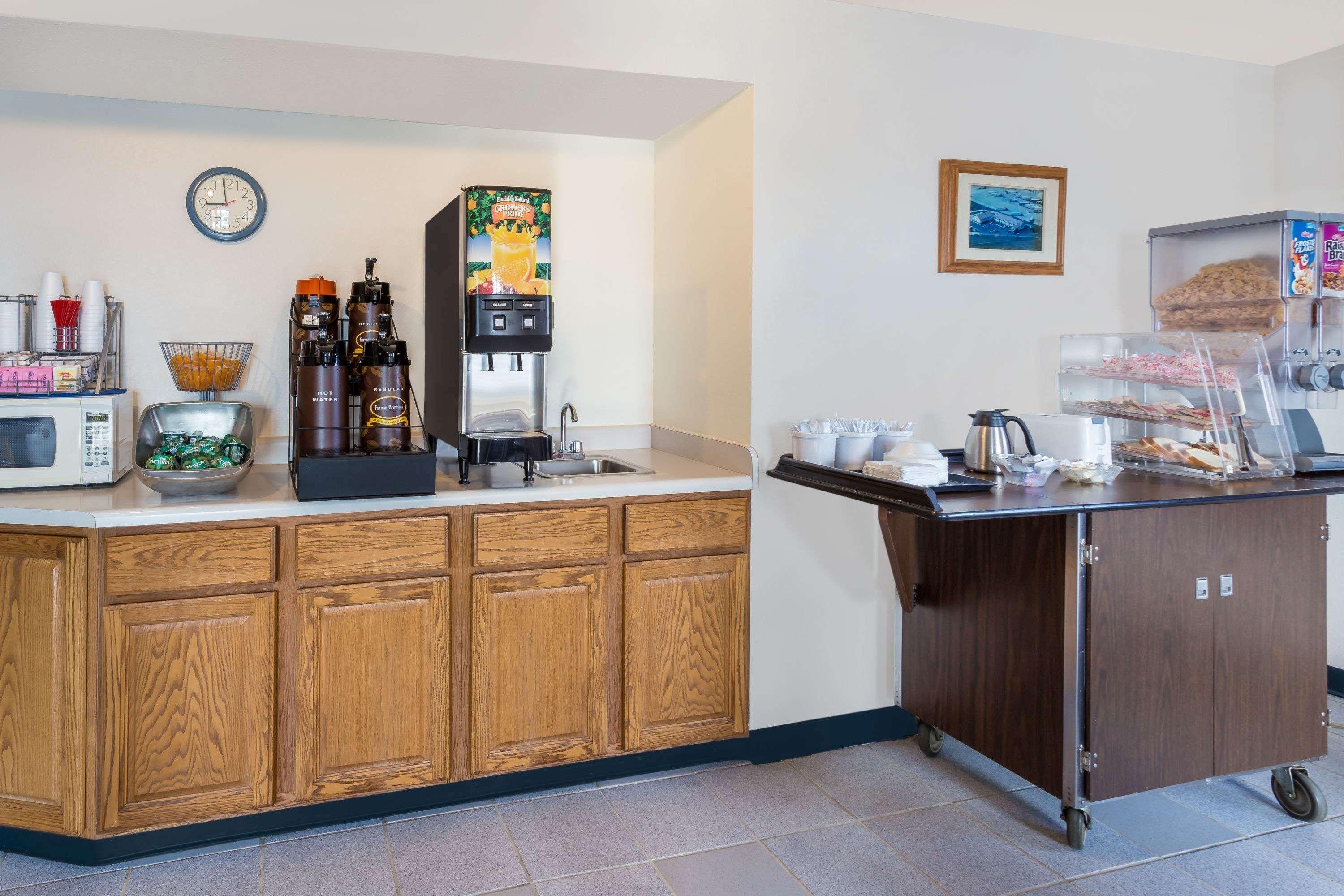 Super 8 By Wyndham Hebron Lowell Area Exteriér fotografie