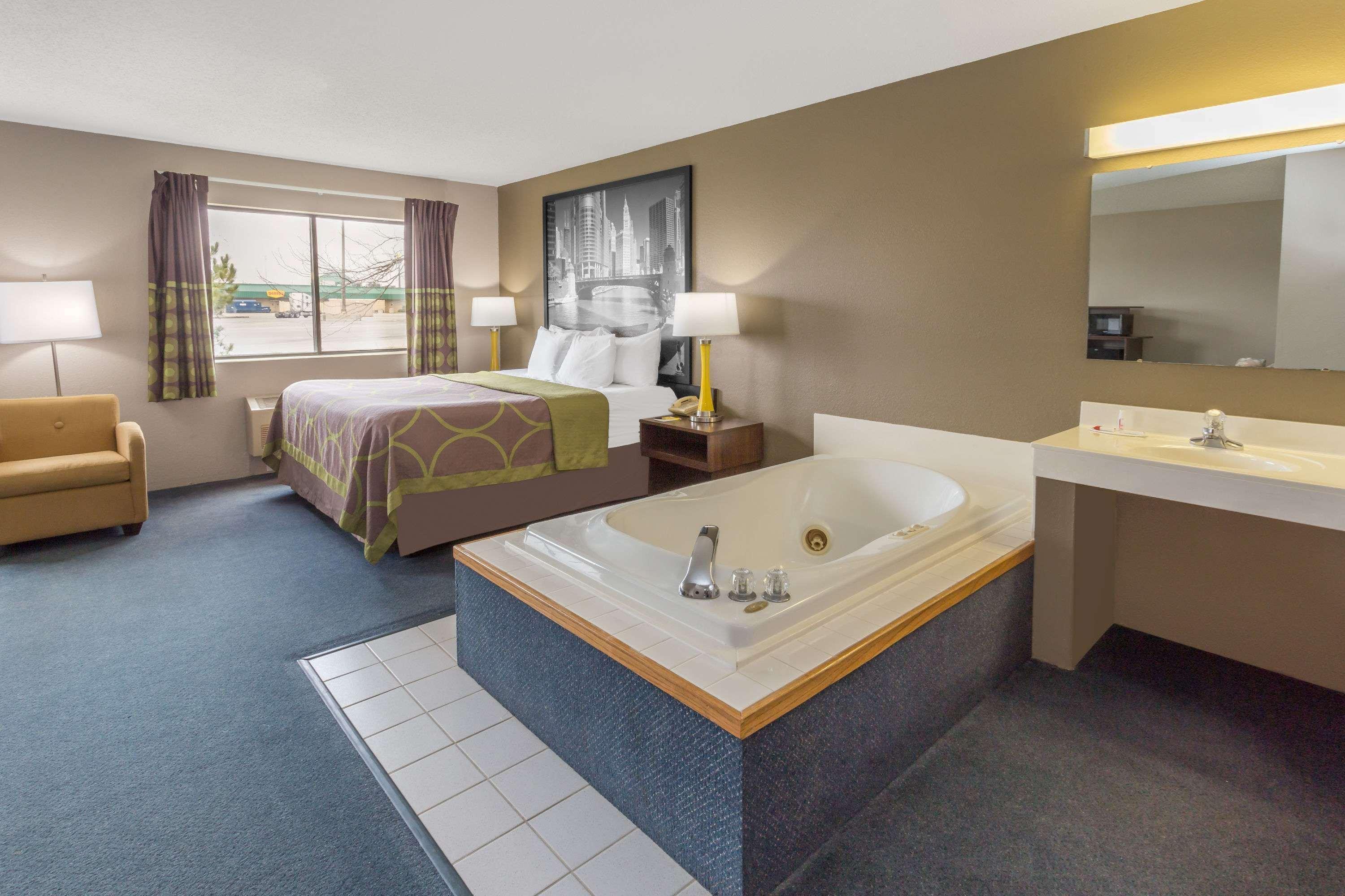 Super 8 By Wyndham Hebron Lowell Area Exteriér fotografie