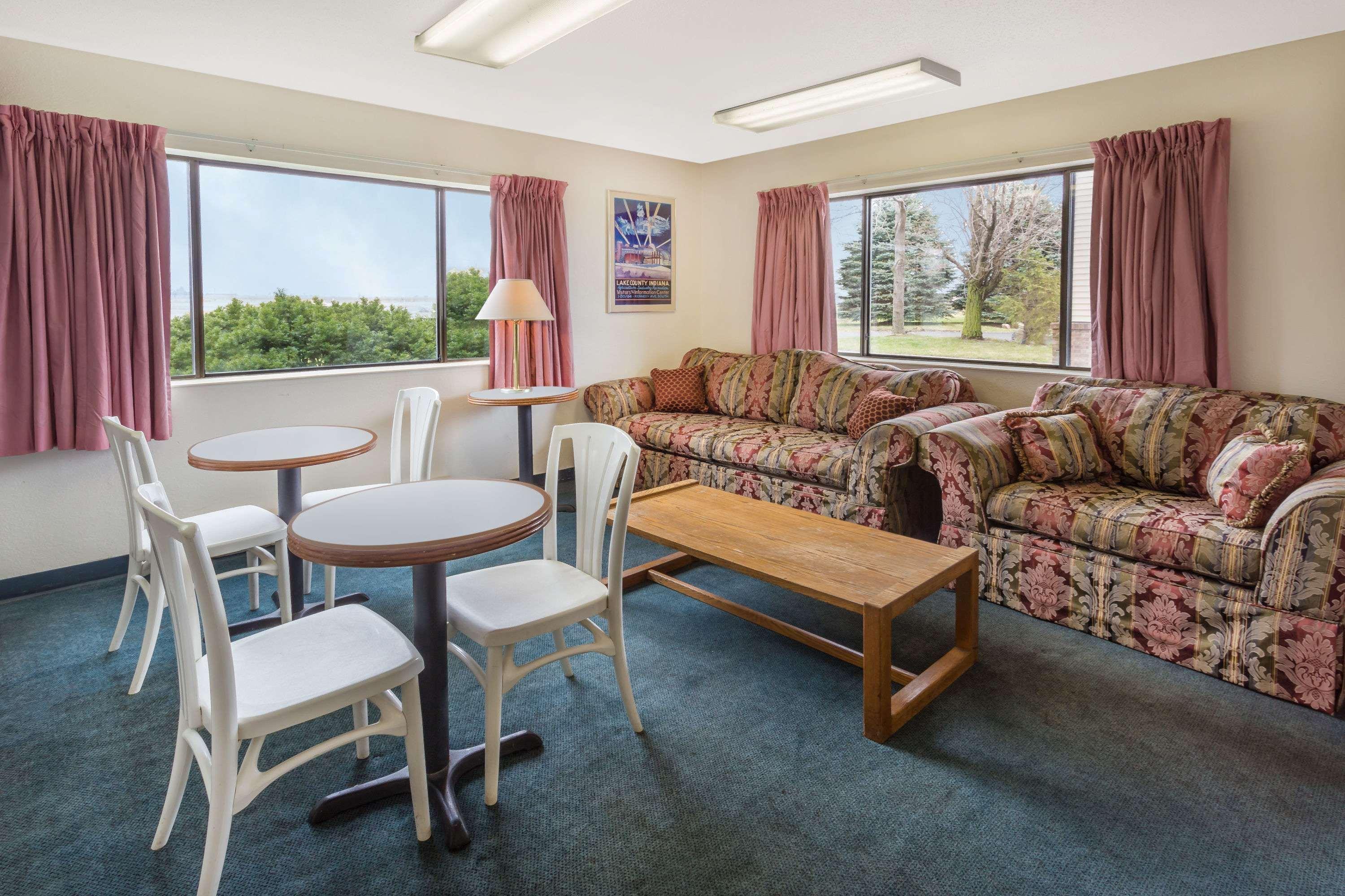Super 8 By Wyndham Hebron Lowell Area Exteriér fotografie