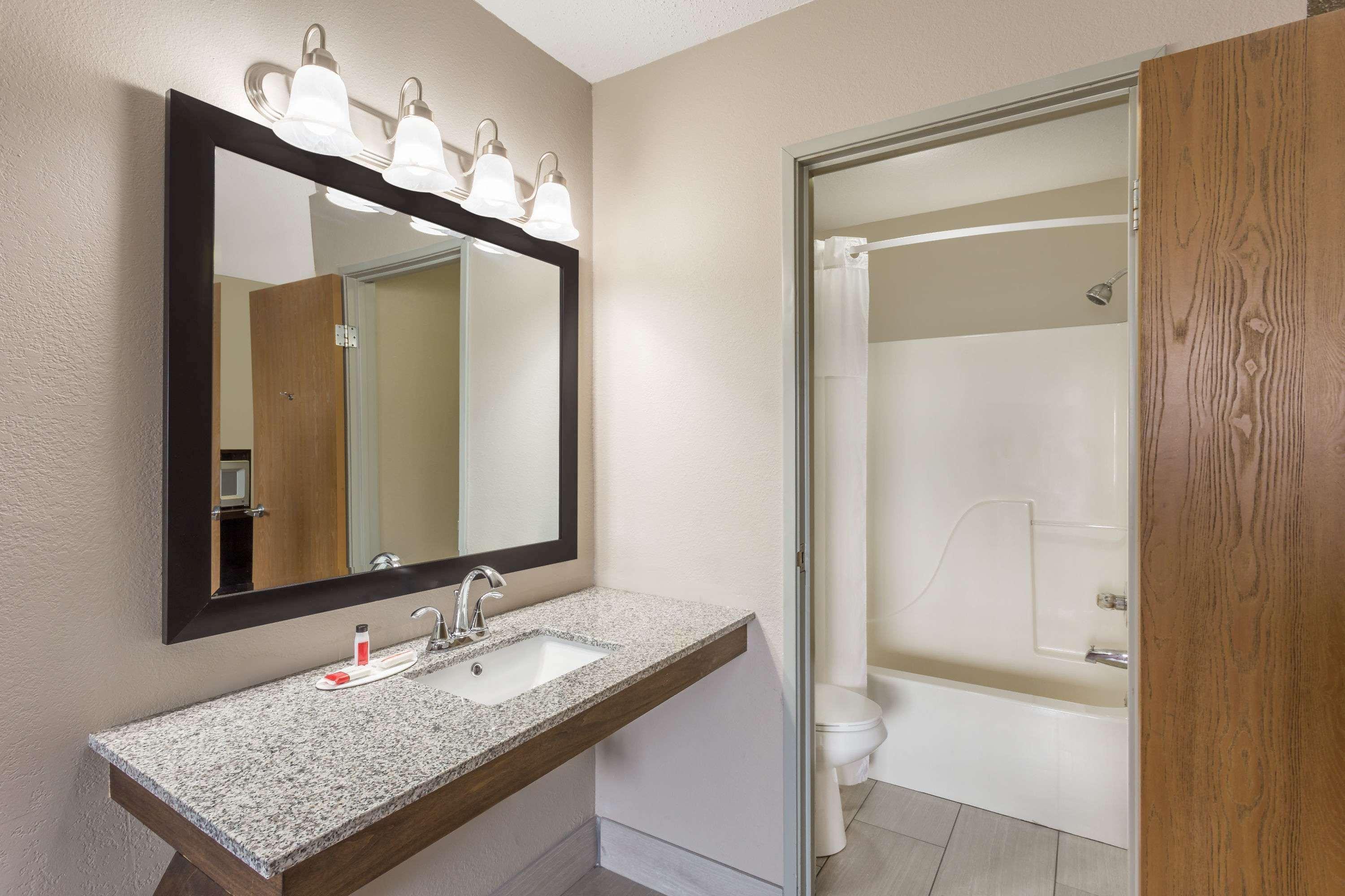 Super 8 By Wyndham Hebron Lowell Area Exteriér fotografie