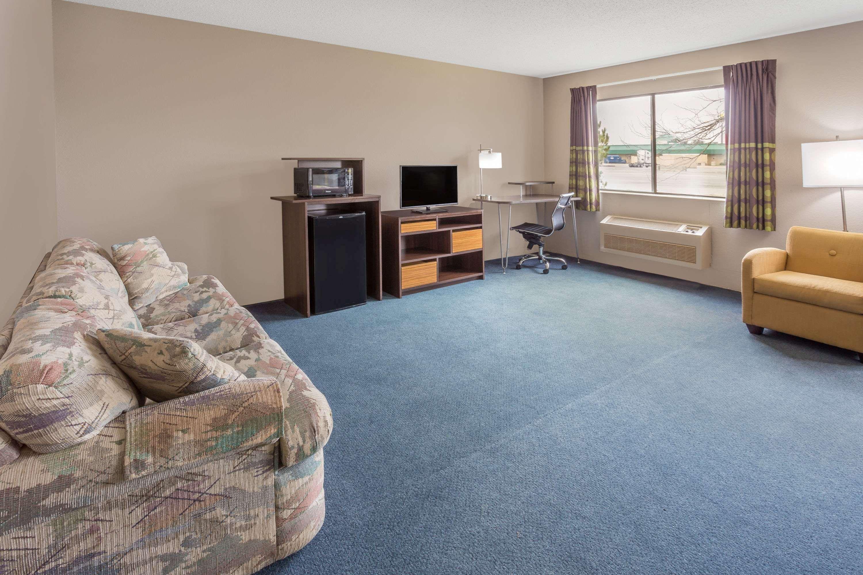 Super 8 By Wyndham Hebron Lowell Area Exteriér fotografie
