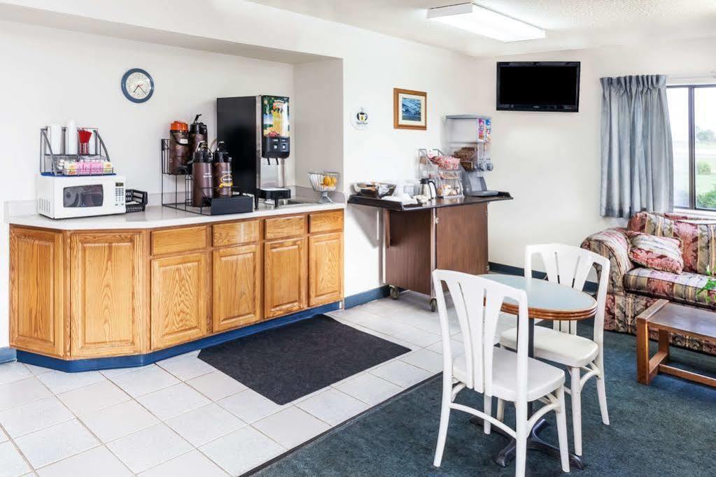Super 8 By Wyndham Hebron Lowell Area Exteriér fotografie
