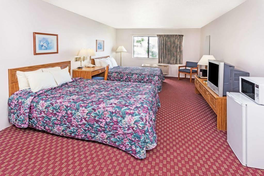 Super 8 By Wyndham Hebron Lowell Area Exteriér fotografie